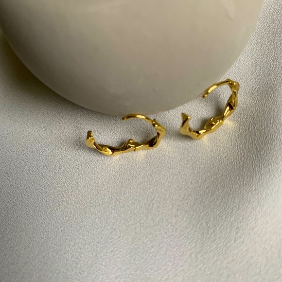 [🍍2 for $22] Simple Mini Gold Hoops - Wavy - Picture 5 of 6